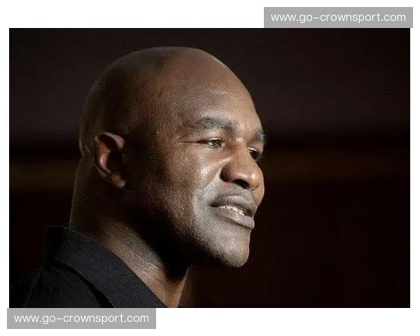 野性与神性的终极博弈：霍利菲尔德VS泰森，那场改变拳击史的“众神黄昏”